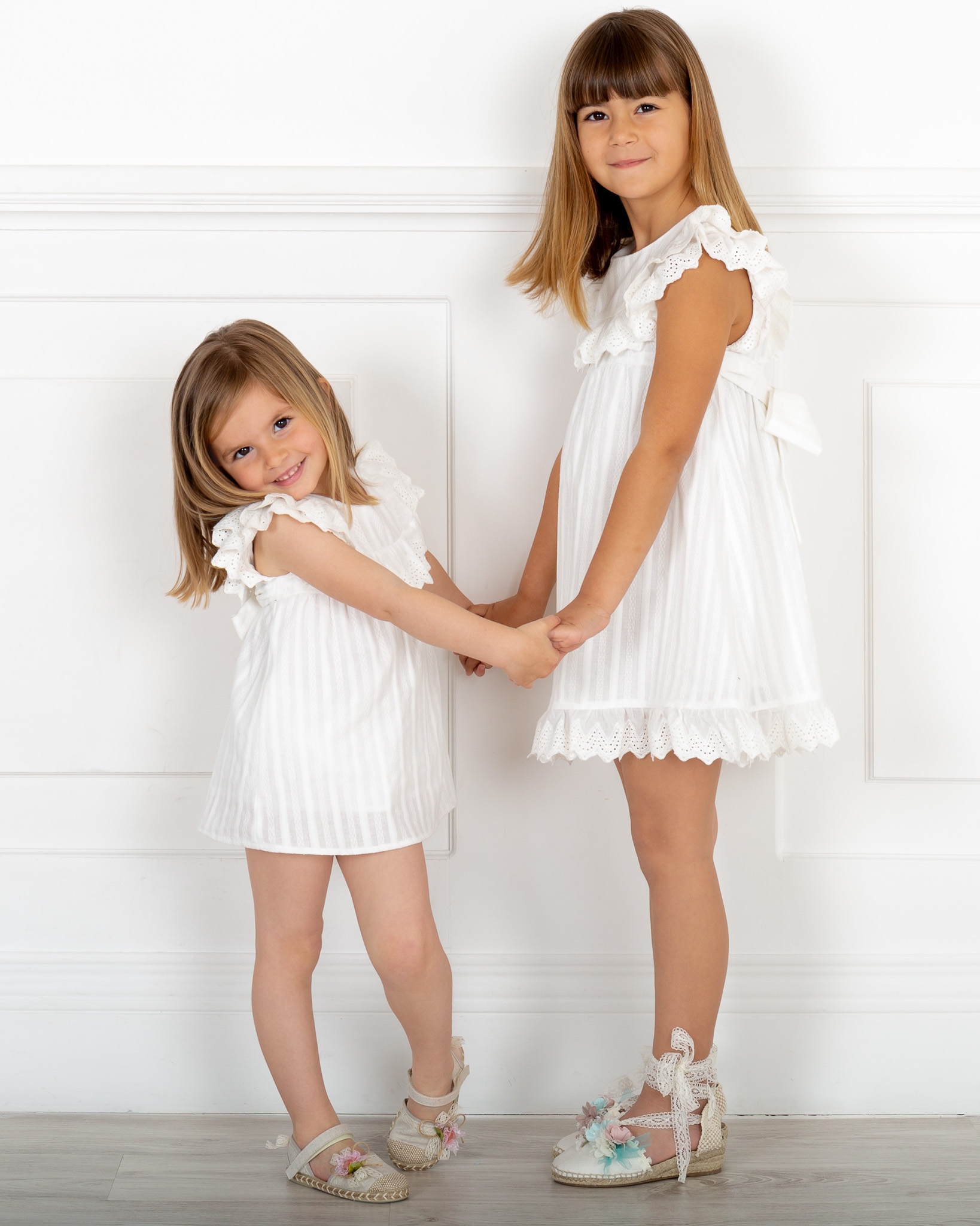 Niña con vestido hotsell blanco