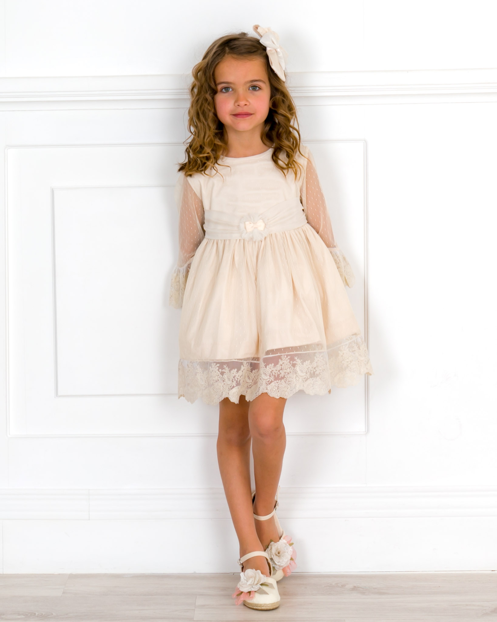 Vestido beige de niña sales
